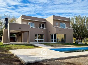 Casa · 262m² · 5 Ambientes · 1 Cochera · Venta de Casa de 3 Dorm. en Plottier