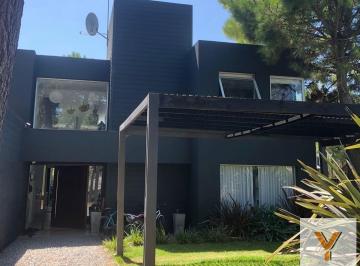 Casa · 230m² · 6 Ambientes · Casa en Venta - 4 Dorm. 4 Baños - Residencial I