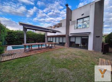 Casa · 330m² · 8 Ambientes · Casa en Venta - 7 Dorm. 5 Baños - Berazategui