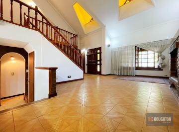 Casa · 243m² · 7 Ambientes · 3 Cocheras · Casa en Venta en Ituzaingo. con Jardín y Quincho