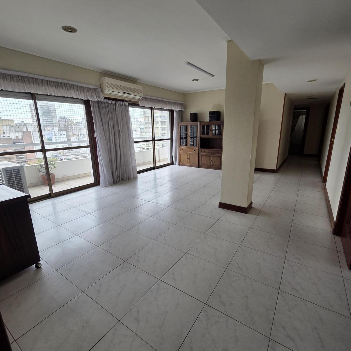 Distinguido semipiso de 4 ambientes en pleno microcentro de Mar del Plata, sobre calle Hipólito Yrigoyen