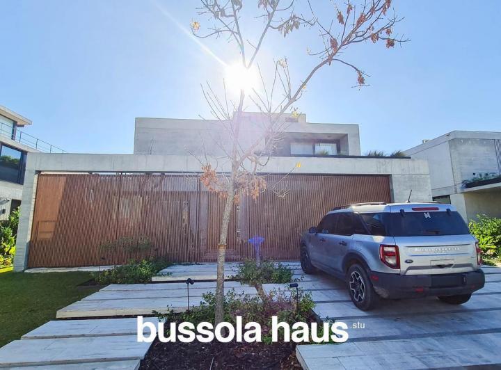 Casa · 540m² · 7 Ambientes · 2 Cocheras
