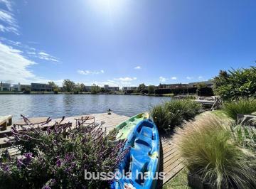 Casa · 400m² · 8 Ambientes · 4 Cocheras · Casa en Venta con 4 Dorm. Al Lago en Barbarita