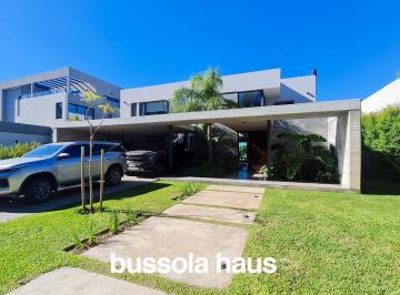 Casa · 358m² · 6 Ambientes · 3 Cocheras · Casa en Venta con 3 Dorm. Al Río en Nordelta