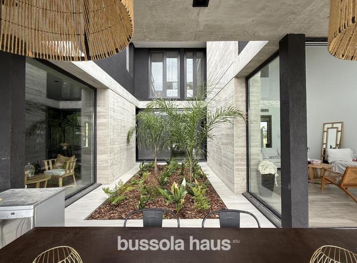 Casa · 432m² · 8 Ambientes · 2 Cocheras