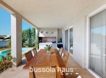 Casa · 270m² · 5 Ambientes · 2 Cocheras · Casa en Venta con 4 Dorm. Al Lago en Nordelta
