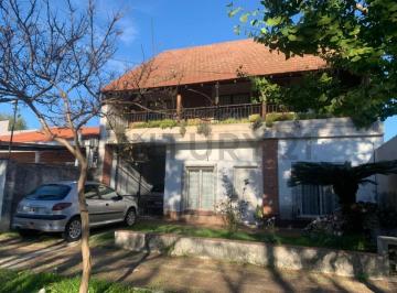 Casa · 148m² · 5 Ambientes · 2 Cocheras · Venta Casa 4 Dorm. Banfield Pileta Cochera Balcón