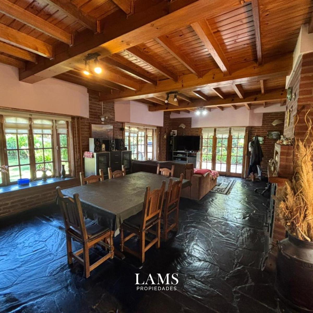 Chalet 5 amb, 280m² con parque y pileta — Barrio La Armonía