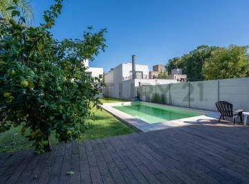 Casa · 200m² · 4 Ambientes · 4 Cocheras · Casas en Venta en City Bell, 3 Dorm. con Pileta
