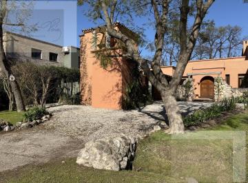 Casa · 236m² · 5 Ambientes · 5 Cocheras · Casa en Venta en Barrio Los Laureles. 3 Dorm.. Apto Credito. Pilar