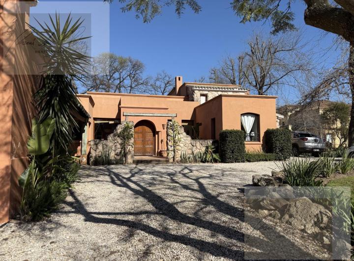 Casa en venta en Los Laureles · 5 ambientes