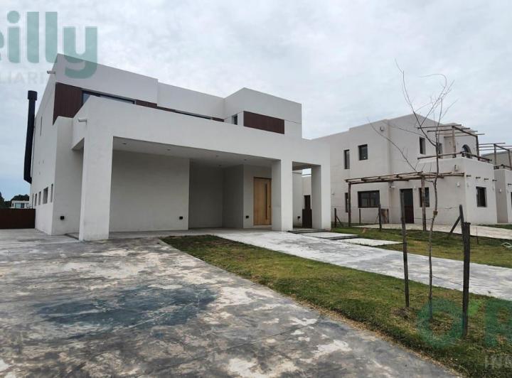 Casa · 240m² · 6 Ambientes