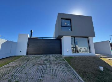 Casa · 266m² · 5 Ambientes · 4 Cocheras · Casa en Rincones de Manantiales Diseño 3 Dor