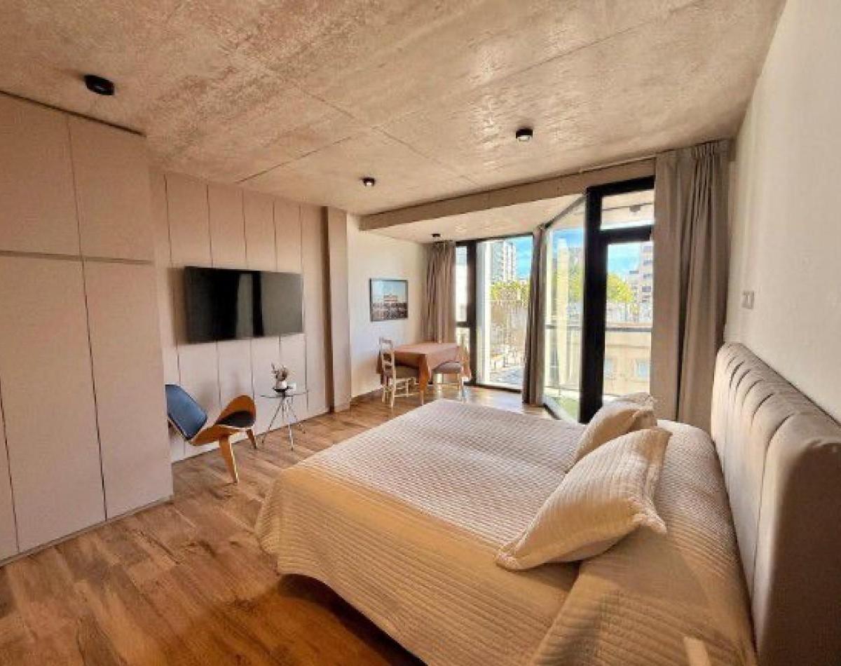 Monoambiente moderno con balcón al frenre – Diseño y funcionalidad