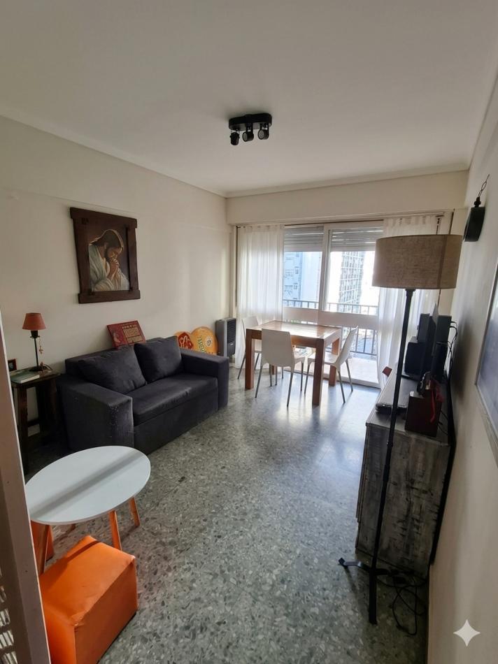 Departamento de 2 ambientes con balcón saliente a la calle – Plaza Colón