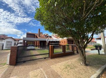 Casa · 110m² · 5 Ambientes · 1 Cochera · Casa Venta Mar de Ajo Todos Los Servicios Pileta Cochera