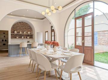 Casa · 204m² · 5 Ambientes · 1 Cochera · Venta Casa Reciclada 4 Dorm. Piscina Cochera. Lourdes