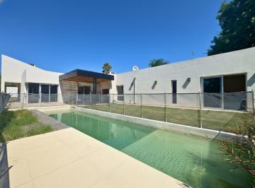 Casa · 207m² · 6 Ambientes · 2 Cocheras · Venta Casa Tres Dorm. Suite Piscina en Miraflores Funes Hills