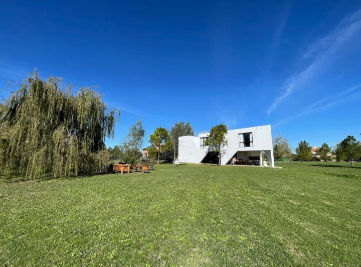 Casa · 242m² · 6 Ambientes · 2 Cocheras