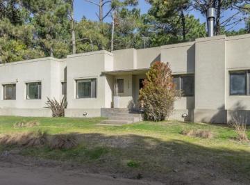 Casa de 7 ambientes, Pinamar · Casa en Una Sola Planta con Departamento de Servicio en Planta Superior