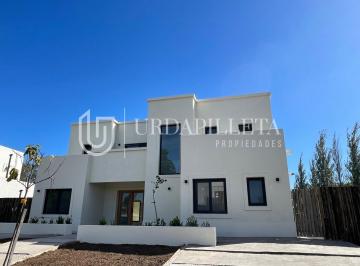 Casa · 245m² · 3 Dormitorios · Casa en Alquiler Anual - Azzurra Tortugas