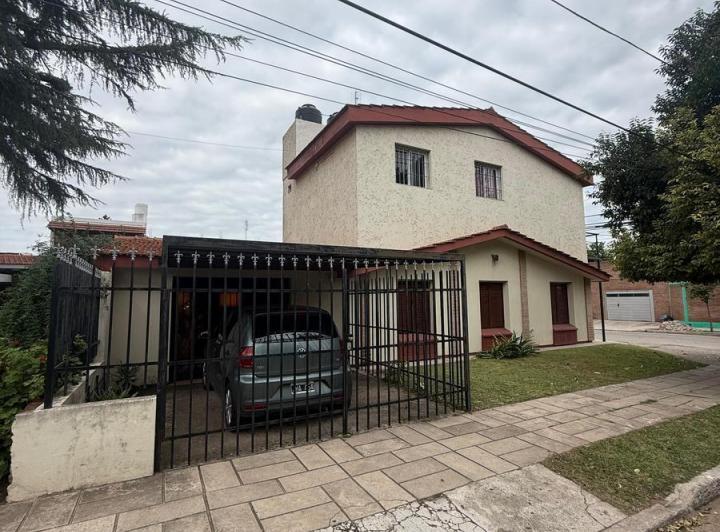 Casa · 150m² · 5 Dormitorios · 2 Cocheras