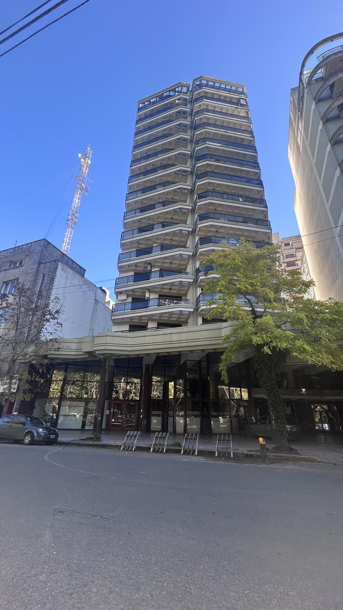Este elegante departamento en La Perla, 3 amb, 97m² con cochera — Hipólito Yrigoyen 1500