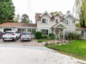 Casa · 300m² · 5 Ambientes · 1 Cochera · Casa en Venta, 5 Ambientes, Apto Credito