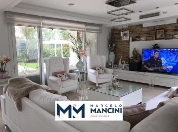 Casa · 350m² · 8 Ambientes · 2 Cocheras · Casa en Saint Thomas Este - Oeste