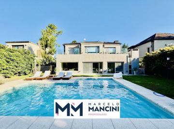 Casa · 380m² · 6 Ambientes · 6 Cocheras · Venta Casa en Saint Thomas Este - Oeste 5 Ambientes