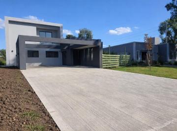 Casa · 138m² · 5 Ambientes · 2 Cocheras · Casa en San Ramon - Pilar de Este - Estrenar