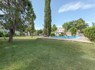 Casa · 317m² · 5 Ambientes · 3 Cocheras · Casa de 3 Dorm. con Gran Terreno de 1.600 m²