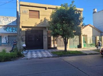 Casa · 141m² · 3 Ambientes · 1 Cochera · Venta PH 3 Ambientes Luis Guillón Planta Baja Al Frente + Cochera + Jardín Lote 250 m²