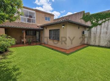 Casa · 141m² · 3 Ambientes · 1 Cochera · Venta PH 3 Ambientes Luis Guillón Planta Baja Al Frente + Cochera + Jardín Lote 250 m²