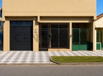 Casa · 141m² · 3 Ambientes · 1 Cochera · Venta PH 3 Ambientes Luis Guillón Planta Baja Al Frente + Cochera + Jardín Lote 250 m²