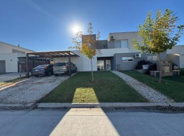 Casa · 160m² · 5 Ambientes · 2 Cocheras · Casa en Alquiler en Casas de Santa Guadalupe, Casas del Este, Pilar del Este