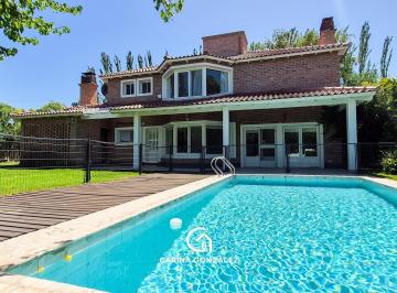 Casa · 320m² · 6 Ambientes · 2 Cocheras · Casa 4 Dorm., con Pileta, en Rincón Club de Campo, Nqn Capital
