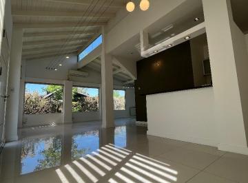 Casa · 210m² · 3 Ambientes · 4 Cocheras · Casa en Alquiler