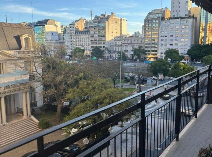 Alquilamos en Juncal y Carlos Pellegrini Muy Lindo 3 Dorm. con Balcón y Cochera Espacio
