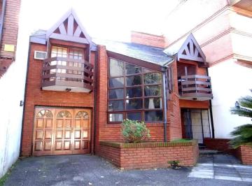Casa · 178m² · 4 Ambientes · 3 Cocheras · Venta Chalet 4 Amb con Piscina en Barrio Parque - V. Martelli