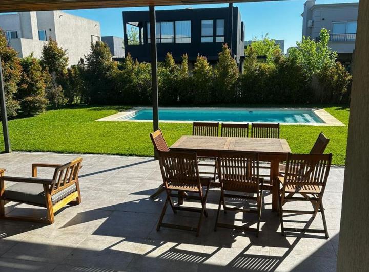 Casa · 220m² · 4 Ambientes · 3 Cocheras