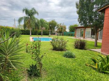 Casa · 155m² · 4 Ambientes · 4 Cocheras · Casa con Jardin y Pileta en Funes Town