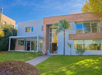 Casa · 457m² · 8 Ambientes · 2 Cocheras · Alquilo Casa Nivel Gerencial 3 Dorm. 1 Suite Quincho Oficinas Cocheras B° Bocahue Neuquen