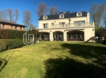 Casa · 650m² · 6 Dormitorios · 2 Cocheras · Venta de Casa en Ayres de Pilar