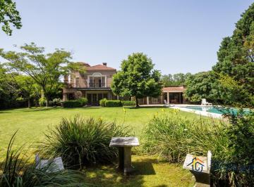 Casa · 2200m² · 4 Dormitorios · 2 Cocheras · Casa en Venta en Martindale C. C. - Muy Buena Ubicacion y Jardin Totalmente Parquizado
