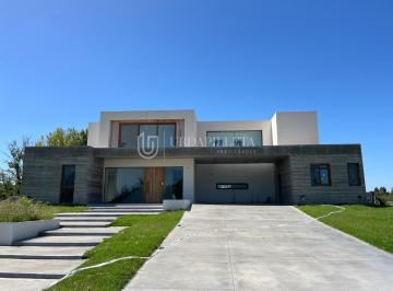 Casa · 294m² · 5 Ambientes · 2 Cocheras · Casa en Venta 4 Dorm. en Pilara Sobre La Cancha de Polo en Milord