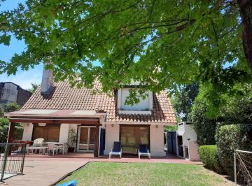 Casa · 227m² · 3 Dormitorios · 2 Cocheras · Casa Tradicional Sobre La Cancha de Golf