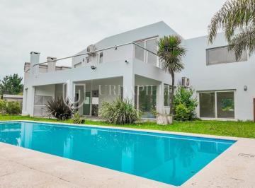 Casa · 325m² · 8 Ambientes · 2 Cocheras · Casa Dos Plantas en Ayres de Pilar