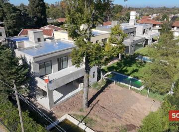 Casa · 200m² · 4 Ambientes · 4 Cocheras · Casa en Venta - Barrio con Portón Los Olivos II - Bella Vista