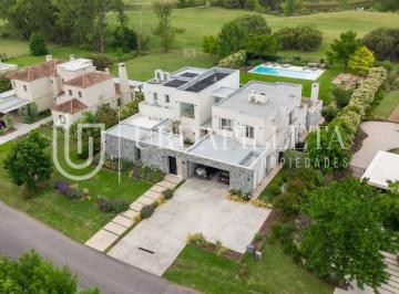 Casa · 690m² · 10 Ambientes · 8 Cocheras · Casa en Estancias del Pilar - Golf